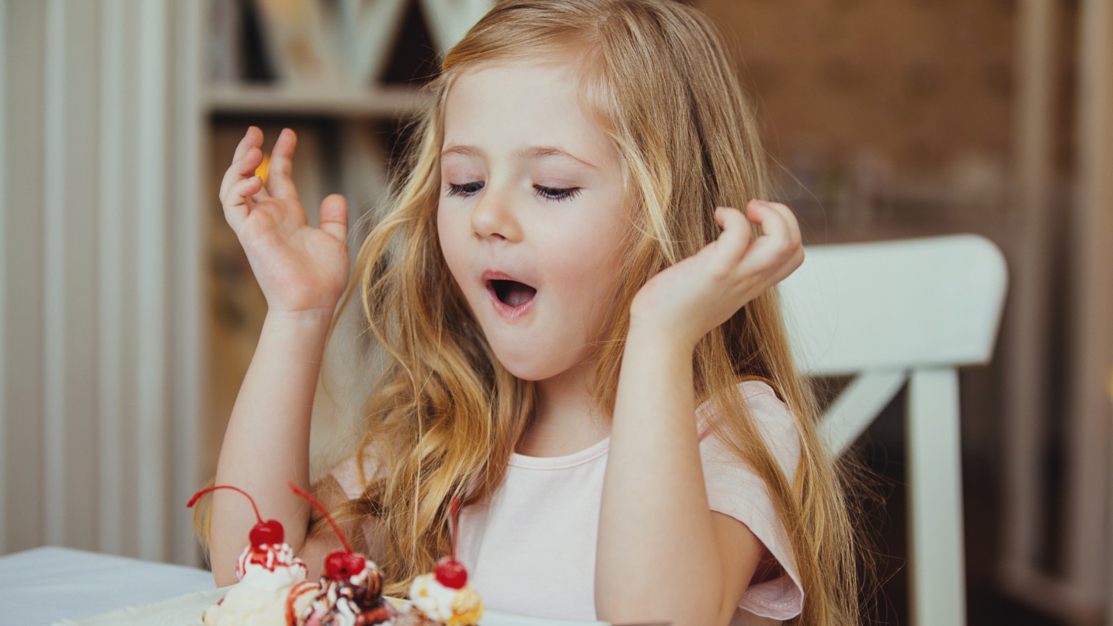 Pige spiser is i restaurant