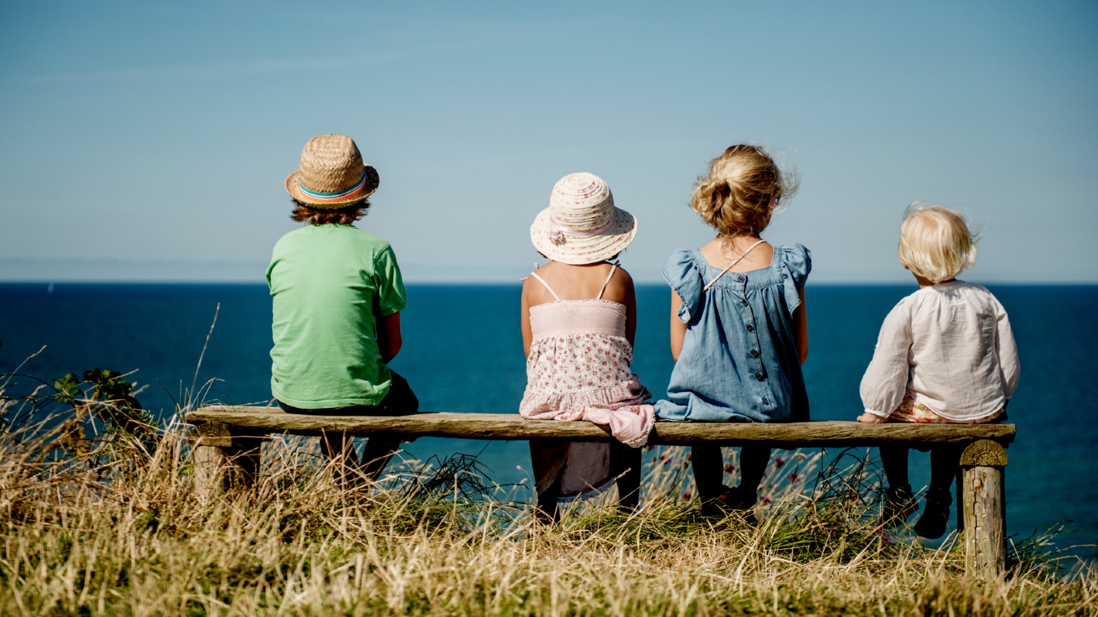 Børn på bænk med udsigt