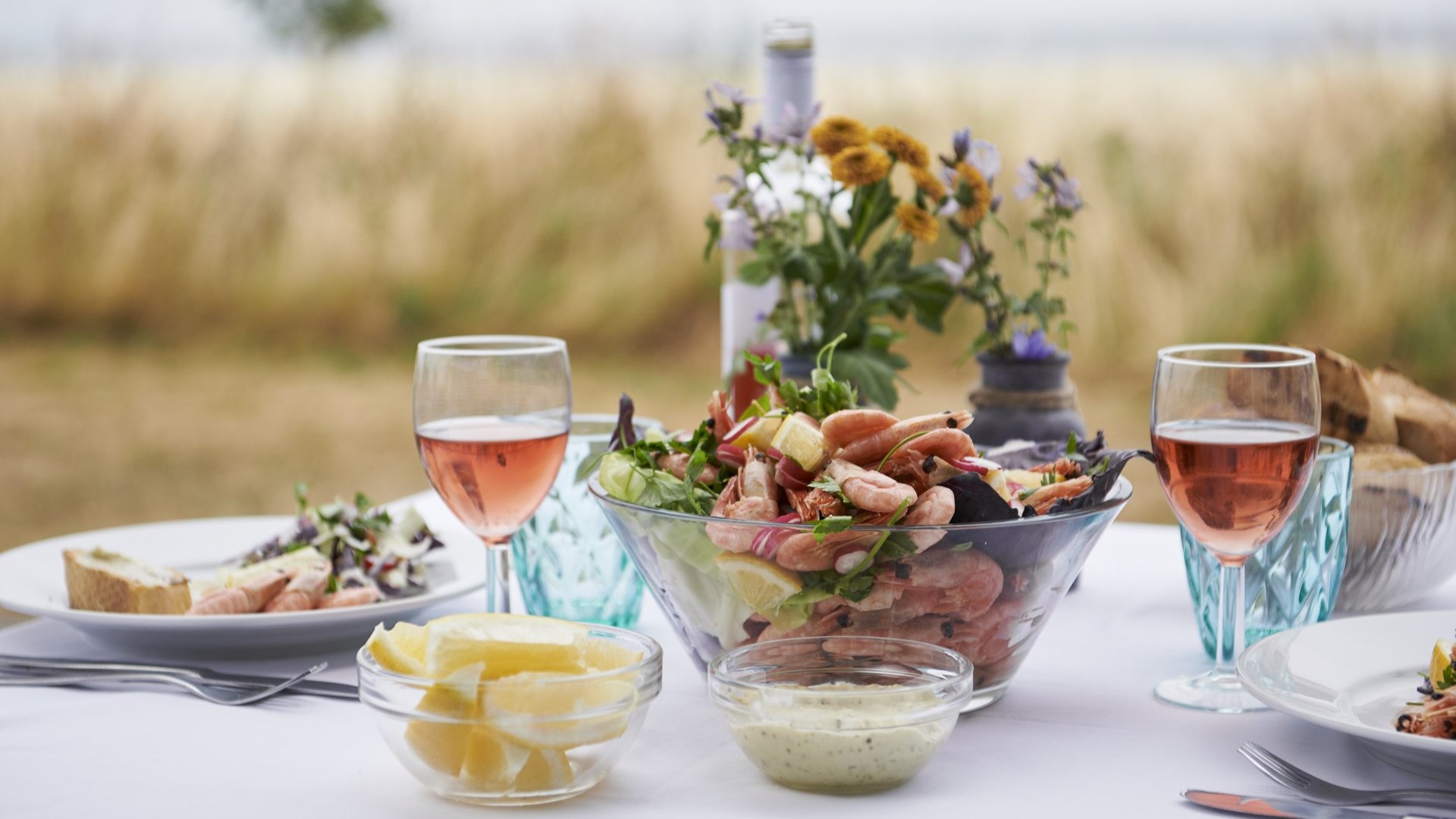 Opdækket bord med rejer og vin i Nysted