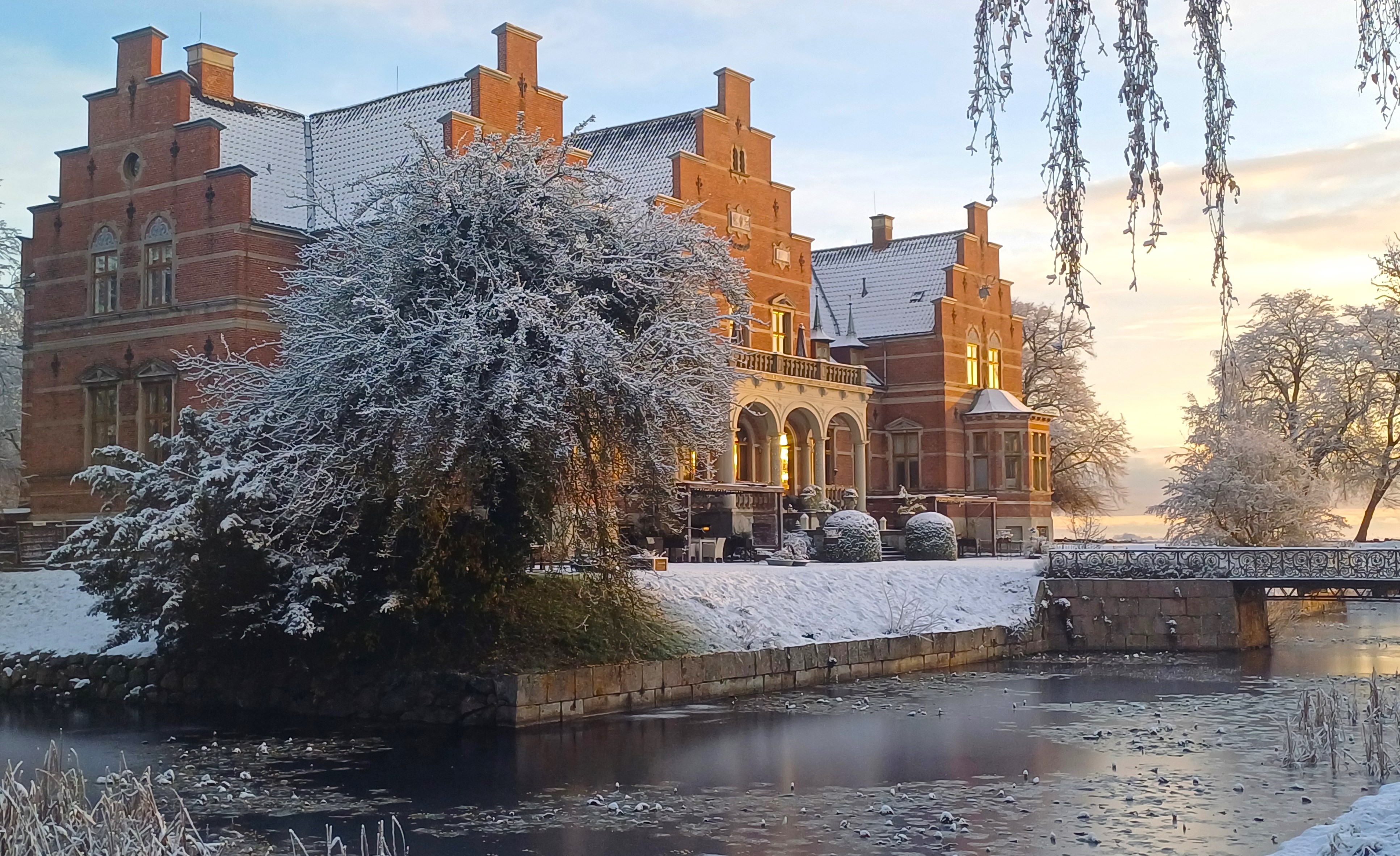 Fuglsang Herregård dækket i sne