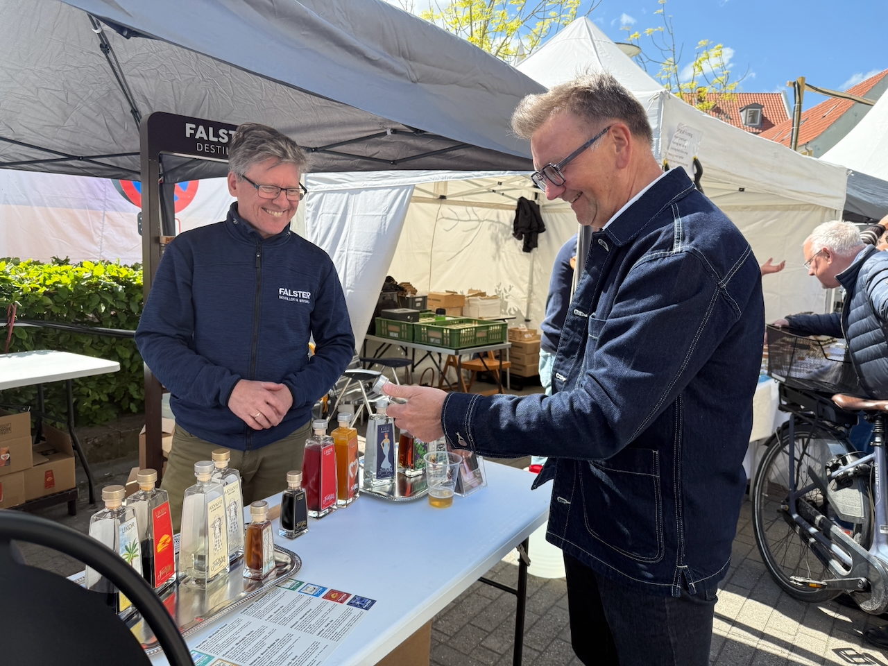 Madens Folkemøde 25 Martin Iversen fra Falster Destilleri & Bryghus viser sine produkter frem til Christian Schou