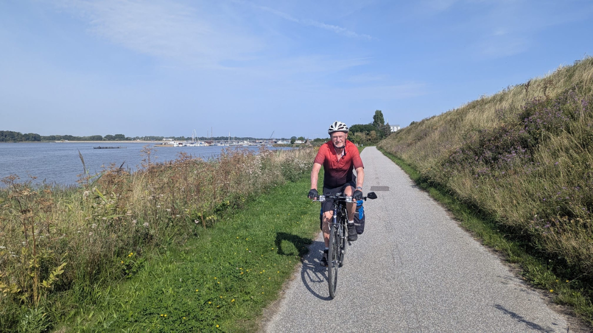 cykelturist cykler langs diget