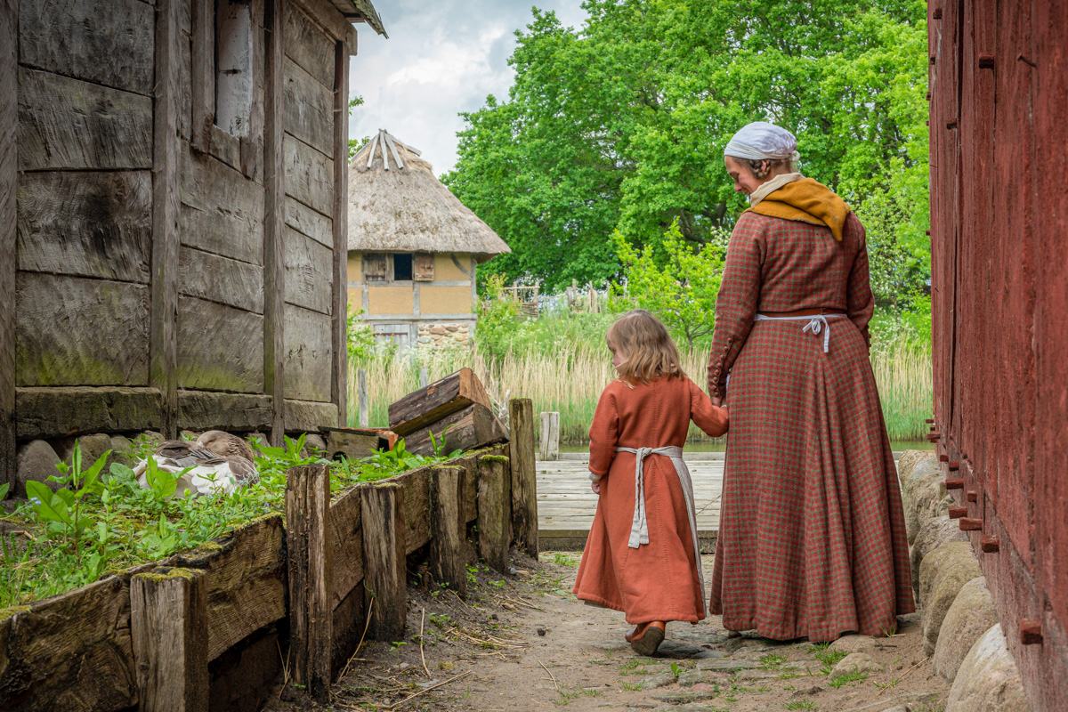 Nykøbing Falster Middelaldercentret kvinde og pige går mellem huse