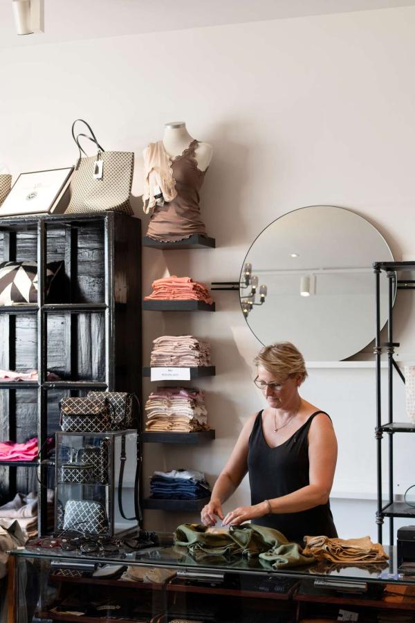 Nakskov Kræmmerhuset tøj butik ekspedient kvinde