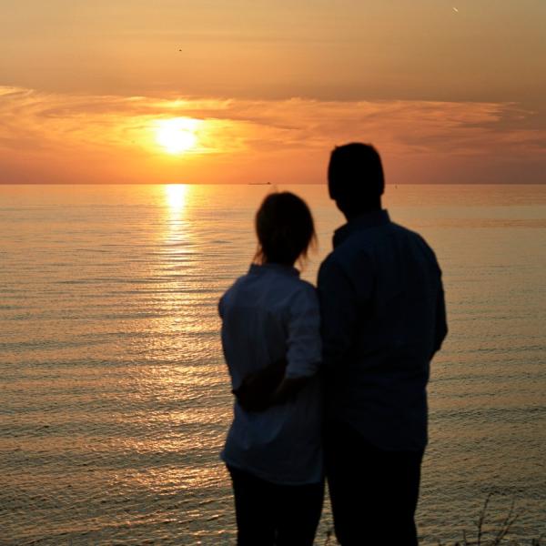 Par ved solnedgang