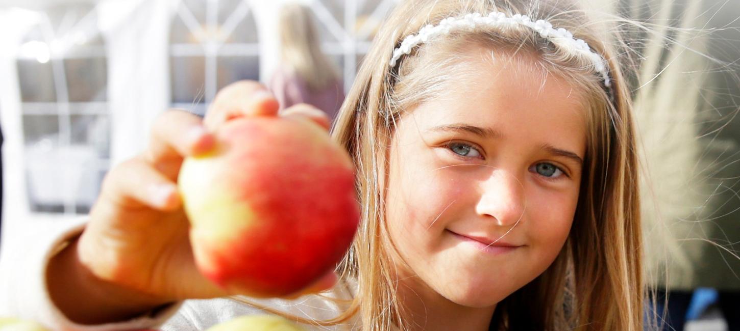 Frugtfestival pige med æble