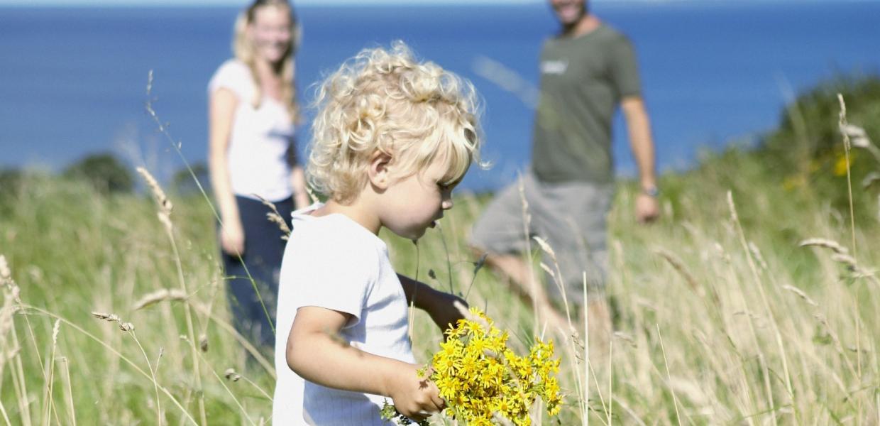 Barn går med blomster