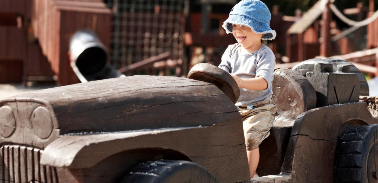 Knuthenborg Safaripark barn i træbil