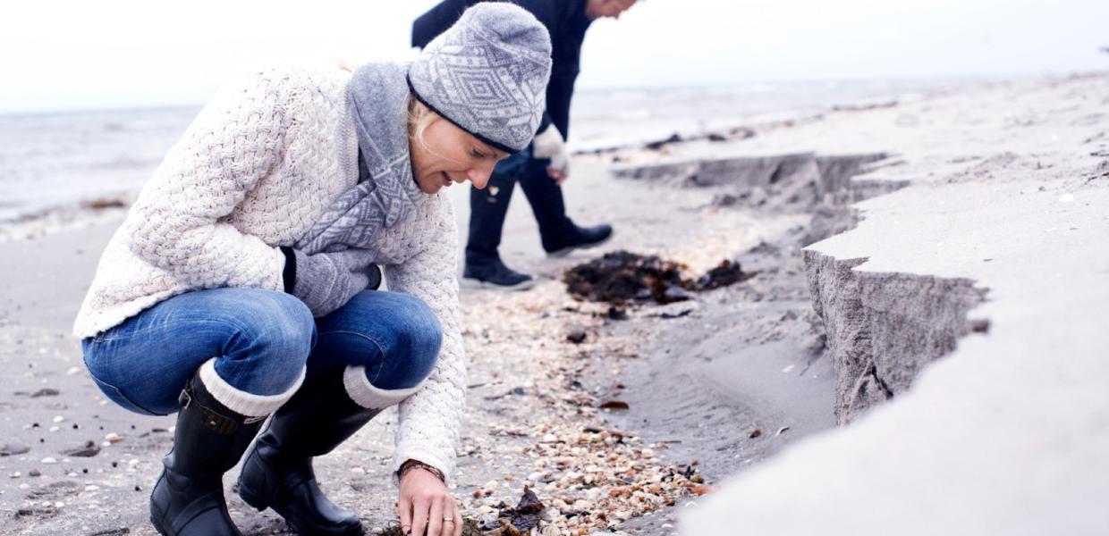 Par på strand med muslinger