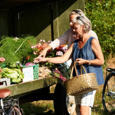 Par ved gårdbutik og cykler