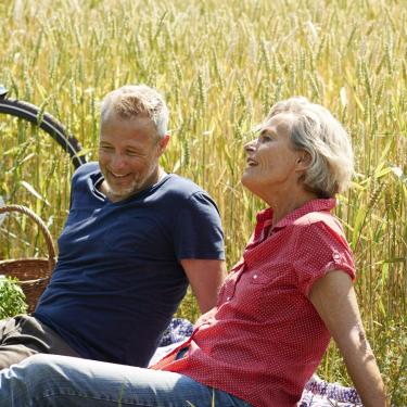 Par sidder i mark ved cykel