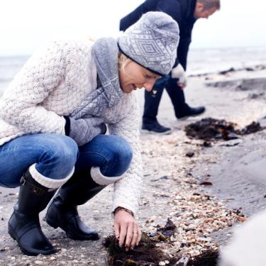 Par på strand med muslinger