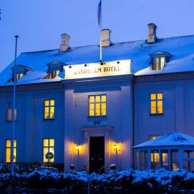 Bandholm Hotel udefra om vinteren med sne